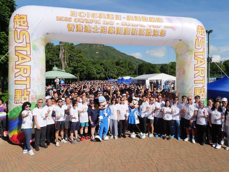 多位政府官員、立法會議員、港協暨奧委會義務委員及活動的贊助機構代表身體力行，參加奧運歡樂跑活動。